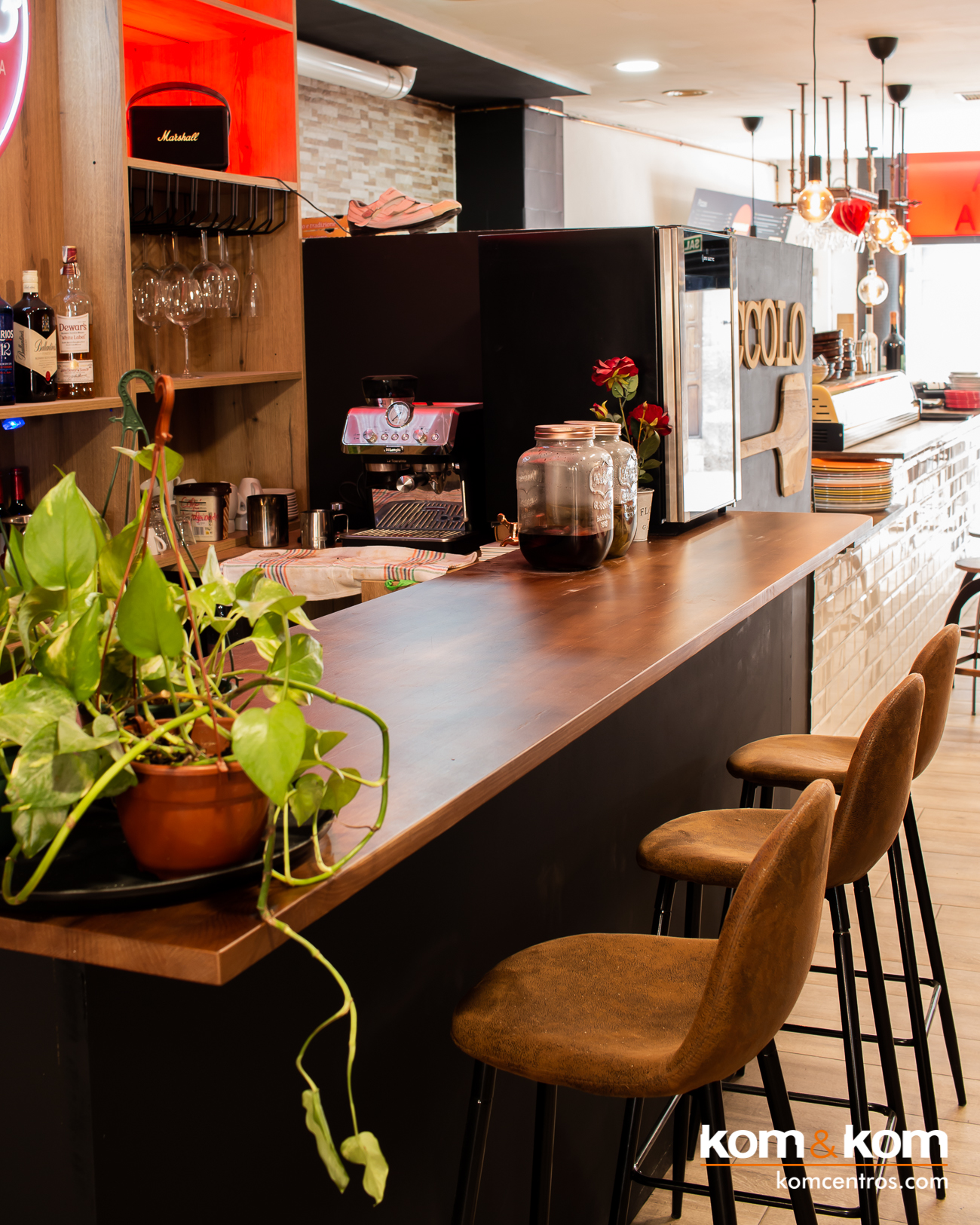 Barra y Botellero hecho a medida para Bar Restaurante Pizzería Yecla